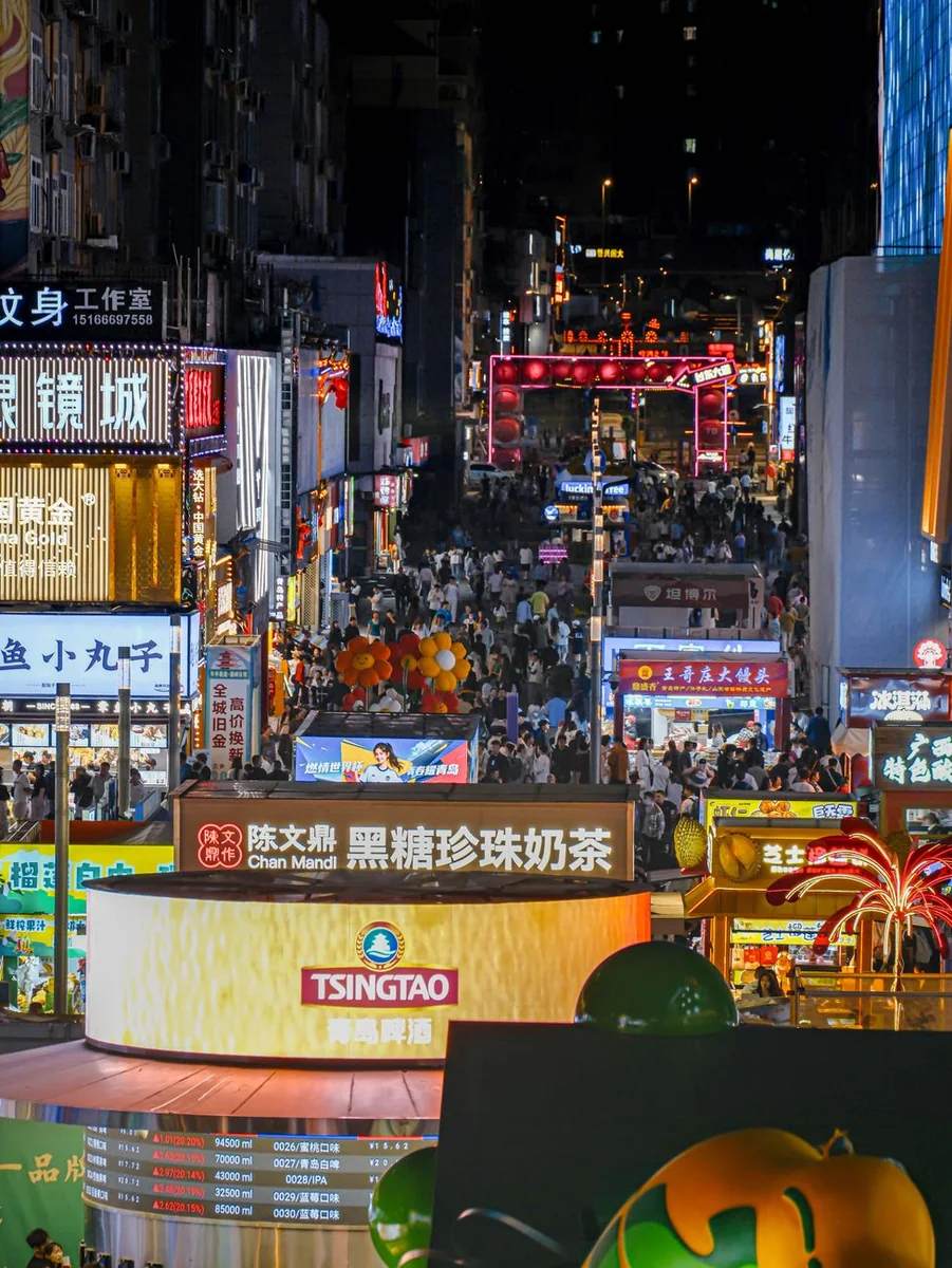 悬疑与推理题材的条目封面，展示线索陈列与暗色场景氛围